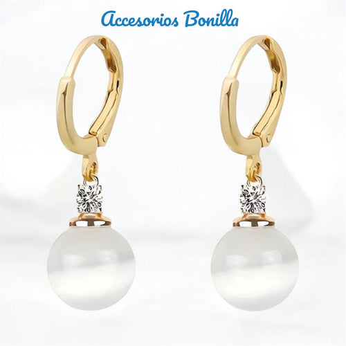 Aretes colgantes de perla blanca con base dorada